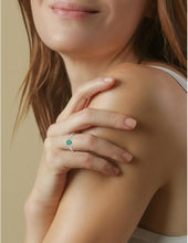 Charger l&#39;image dans la galerie, Bague Solitaire Emeraude &amp; Diamants - Or Blanc 750‰
